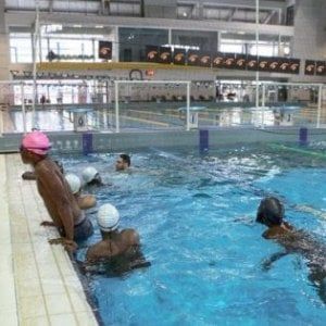 I migranti di Novara trovano una piscina dopo lo stop del sindaco