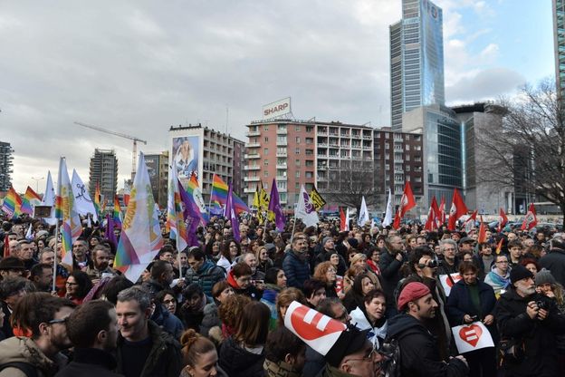 Milano, migliaia al presidio contro il convegno anti-gay
