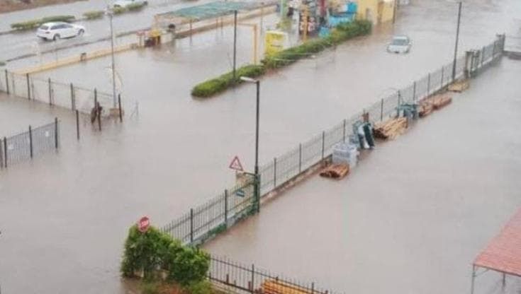 Maltempo in Toscana: 63 mila fulmini e danni lungo la costa. La Regione: «Massima prudenza»