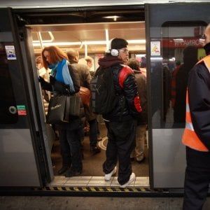 Milano, molesta una turista nel metrò: 44enne fermato per violenza sessuale