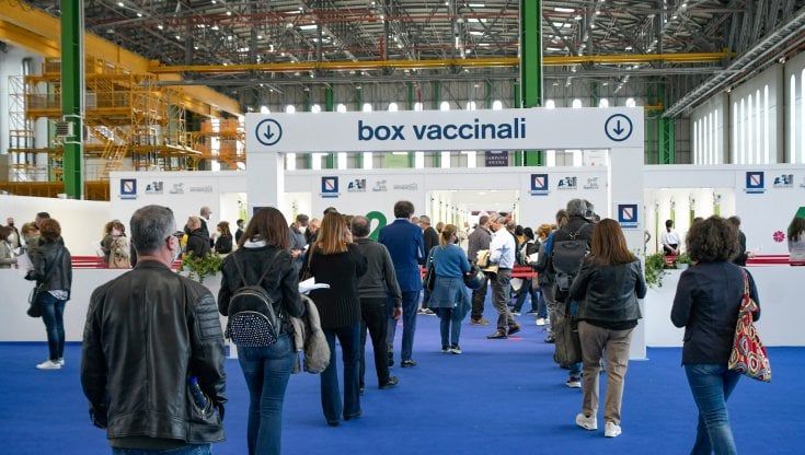 Vaccini agli over 18 residenti nell'Asl Napoli 3 Sud: ecco come partecipare alla "no stop" di sabato e domenica