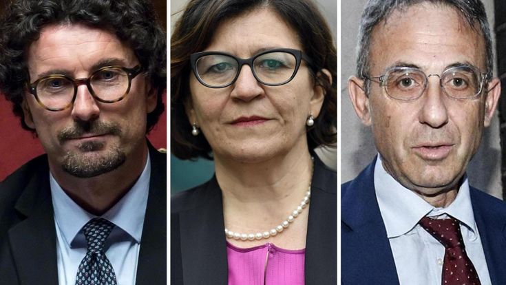 Governo, prove tecniche di rimpasto: rischiano i grillini Toninelli e Grillo