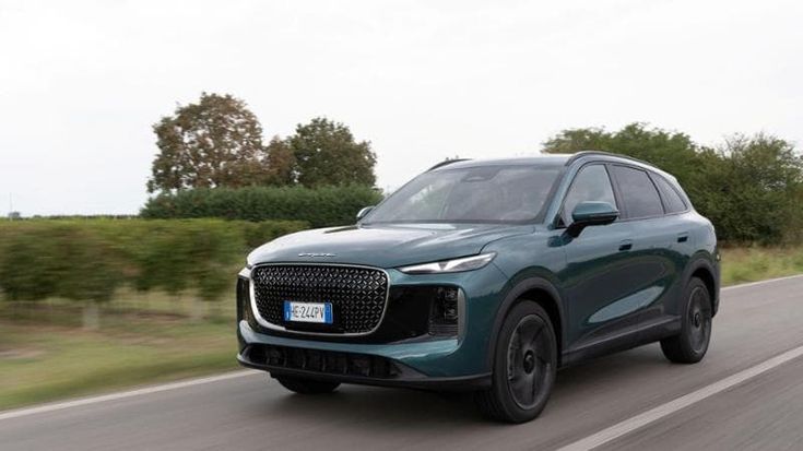 Lepas L8, debutta il Suv plug-in del gruppo Chery che fa 90 km in solo elettrico. Ecco come va