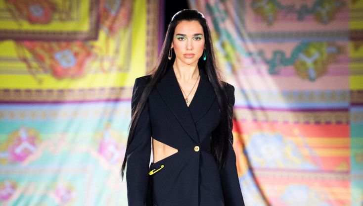 Versace sfila a Milano: in passerella le star, da Dua Lipa  a Lourdes Leon