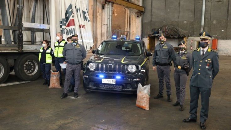 La Finanza dona 200 tonnellate di pellet al volontariato