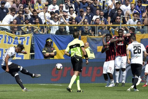Alves, punizione capolavoro: il Parma strappa un punto al Milan