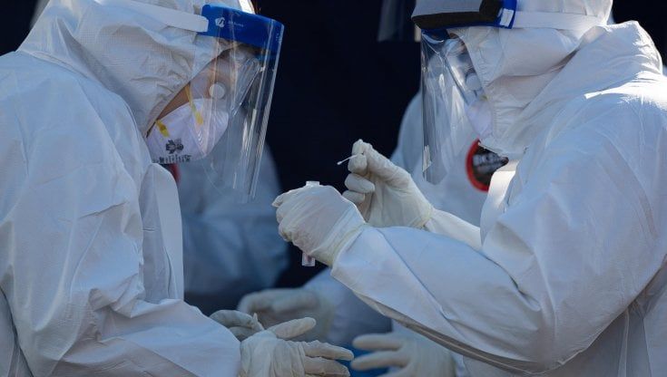 Coronavirus nel mondo, De Blasio avverte: "New York si prepari a un nuovo lockdown totale". In Olanda tutto chiuso per cinque settimane