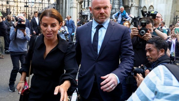 La guerra delle "Wags": le mogli dei calciatori Rooney e Vardy si affrontano in tribunale sulle notizie intime passate ai tabloid