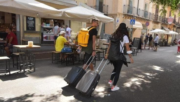 Sgretolata la norma sui b&b con due emendamenti M5s. L’assessoraAmata vota contro la sua legge