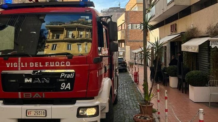 La cabina non c’è, precipita nel vano ascensore di una clinica ai Parioli: è grave
