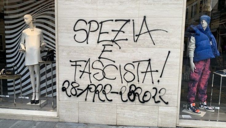 La Spezia, scritte fasciste nel centenario della marcia su Roma, la Cgil: "Si sentono impuniti in questo periodo storico"