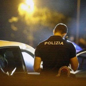 Ostia, pensionato forza posto di blocco, un agente spara e lo ferisce