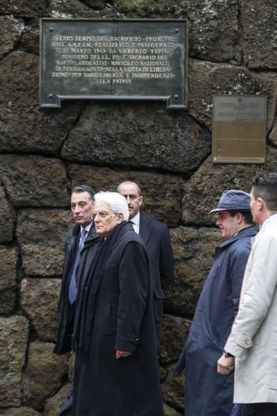 Mattarella, primo atto da Presidente: visita alle Fosse Ardeatine