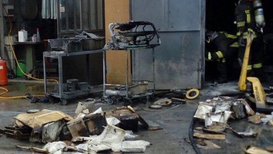 Esplosione in fabbrica, tre lavoratori ustionati nel Varesotto: i più gravi sono mamma e figlio
