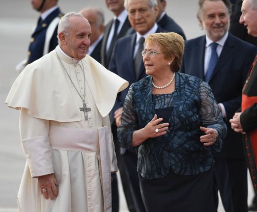 Cile, Papa Francesco arriva a Santiago: il saluto della presidente Michelle Bachelet 