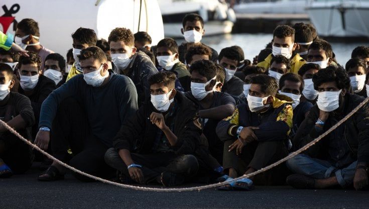 Migranti, schiaffo della Francia. E il Viminale frena sulle Ong