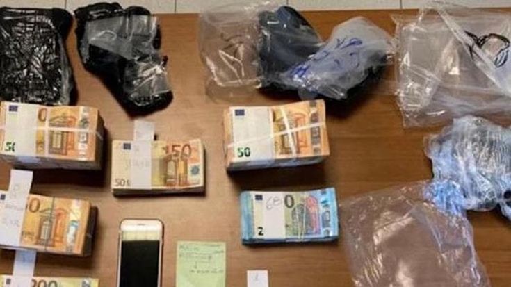 Droga e denaro negli armadi di casa, arrestati fratelli pusher di 15 e 17 anni. I genitori: “Solo così possono uscire dal tunnel della droga”