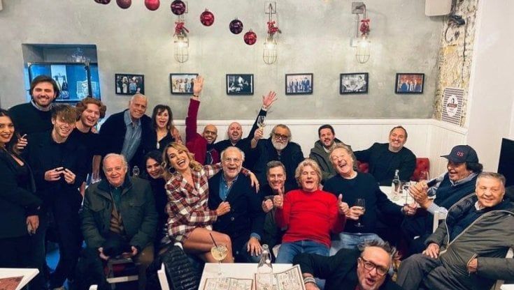 La cena di Natale con l'operazione nostalgia: Abatantuono, Cochi, Renato e gli altri cantano "E la vita la vita"