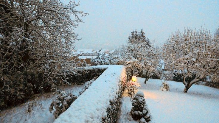 Previsioni meteo, neve in Piemonte e mareggiate estreme verso le Isole Maggiori