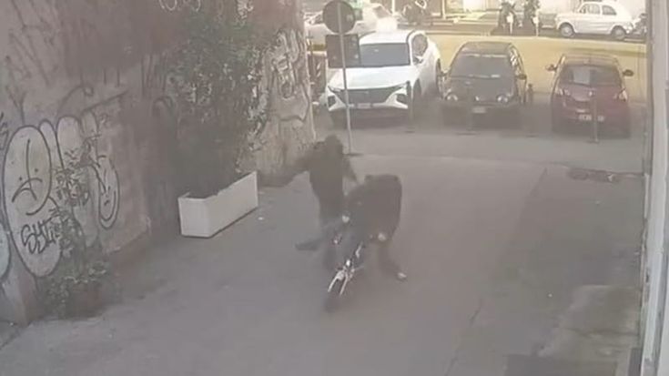 San Lorenzo, aggredisce madre e figlio mentre erano in bici. Lei: “Mi ha dato un pugno in faccia”