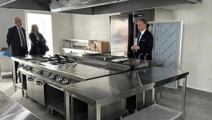 La Regione Puglia taglia la mensa per far quadrare i conti: “Ora inutilizzate cucine da 500mila euro