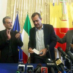 De Magistris, primo giorno da sindaco sospeso: "L'Italia &egrave; una democrazia malata"