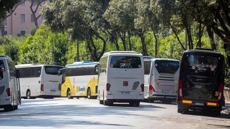 Iperturismo, dal Comune stop ai pullman al Colosseo e in via Veneto: dove arriva il divieto