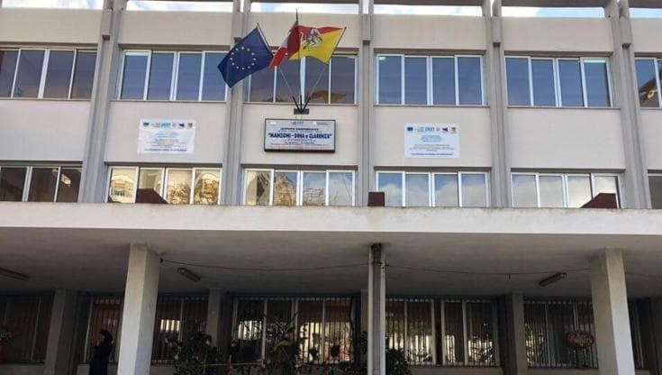 Tocca la compagna, sospeso bimbo autistico: sdegno di genitori e garante per le disabilità