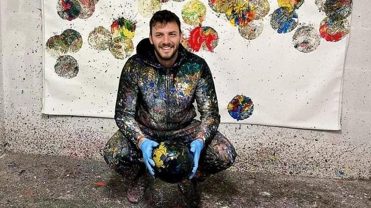 Marco Adamo, l’artista che dipinge con il pallone: “Calcio la pace contro la guerra”