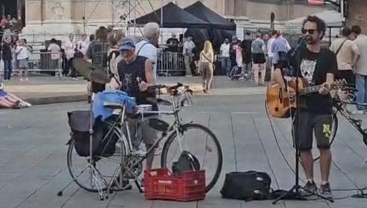 “Multa da 400 euro: suonavo in piazza e ho sforato di 10 minuti”, lo sfogo dell’artista di strada