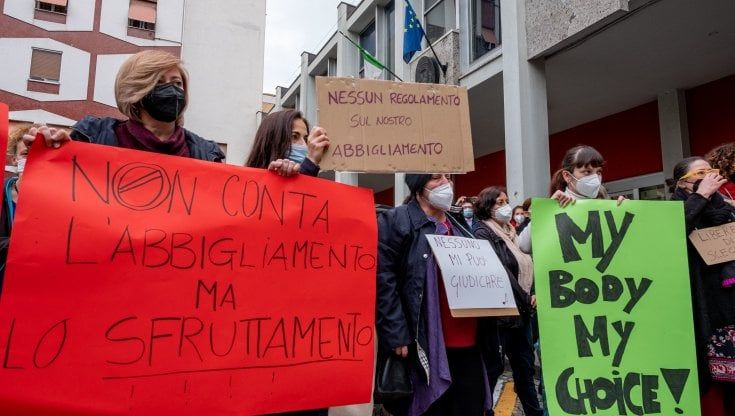 Cassina de' Pecchi, la giunta leghista modifica il regolamento: sparisce il divieto di "vestirsi da prostituta"