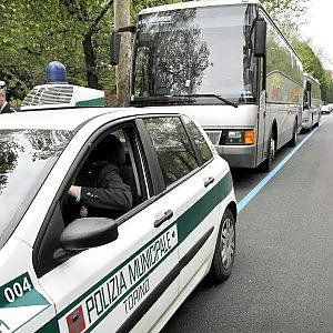 Torino, troppe ore alla guida del pullman: multati due autisti di scolaresche