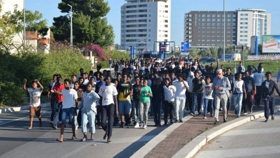 Bari, la marcia di protesta degli eritrei al Cara blocca il traffico: "Fateci lasciare l'Italia"