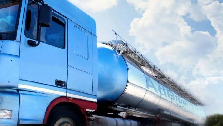 Il caso Adblue, introvabile l'additivo per i diesel: Tir verso il blocco totale. A rischio auto a gasolio Euro 5 e 6