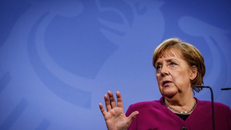Covid, Merkel pronta a togliere poteri ai governatori: "Non starò a guardare i contagi arrivare a 100 mila al giorno"