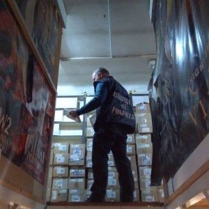 Oltre il passaggio segreto, il magazzino di dvd e programmi contraffatti