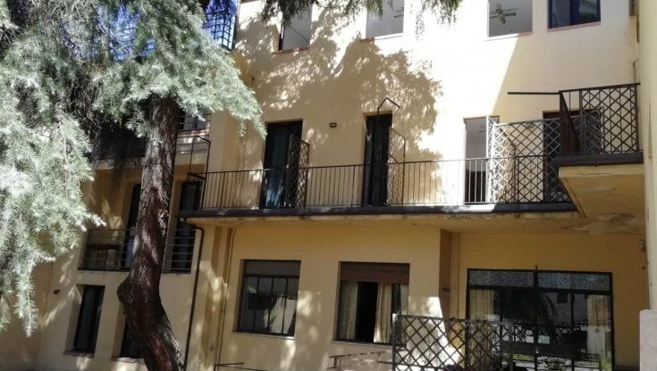 Settanta senza casa occupano l’ex hotel Astor di via Maragliano: “Presto altri blitz in alberghi abbandonati”