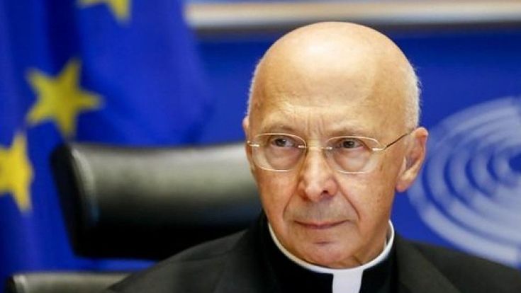 Angelo Bagnasco: “La crisi preoccupa. Basta simboli religiosi in politica”