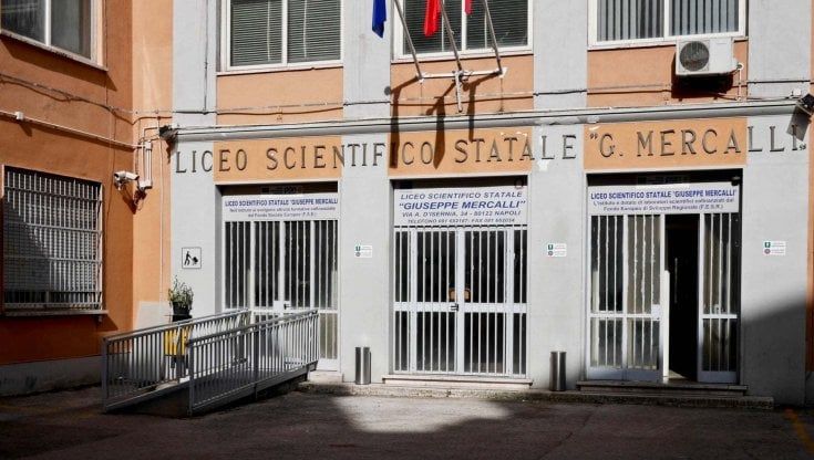 Napoli, "Niente Dad per mia figlia positiva ma asintomatica"