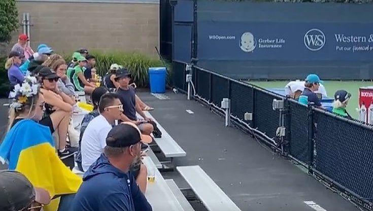 Cincinnati, sventola la bandiera ucraina in faccia a due tenniste russe: allontanata dal torneo di tennis