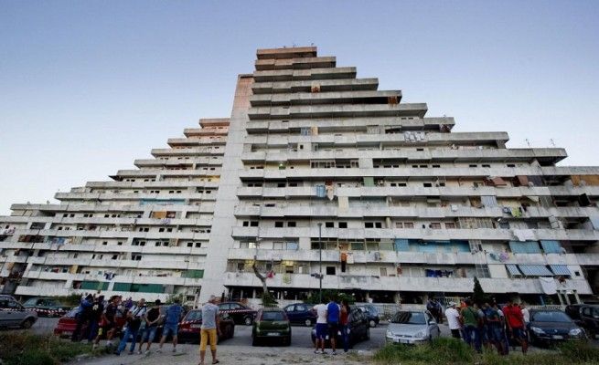 Sassi contro auto a Scampia,<br />denunciati cinque ragazzi