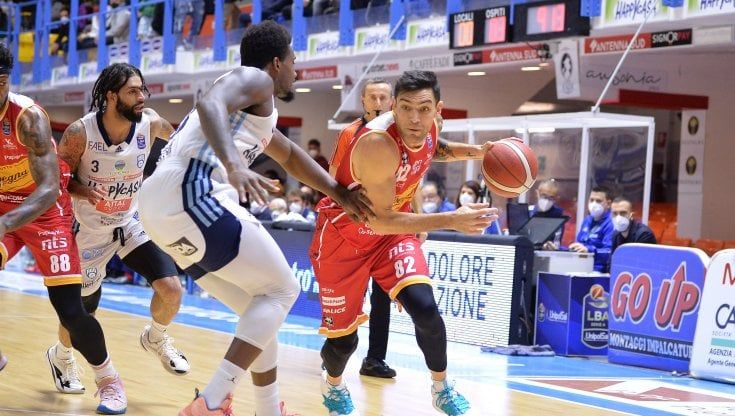Basket, in Serie A si gioca solo una gara: Pesaro fa il colpo a Brindisi