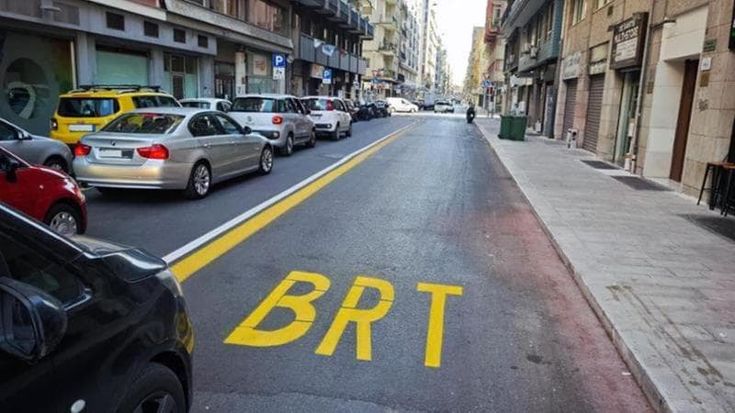 Brt e l’incubo delle doppie file: “Più posti per lo scarico merci, sacrificheremo pochi posti auto”