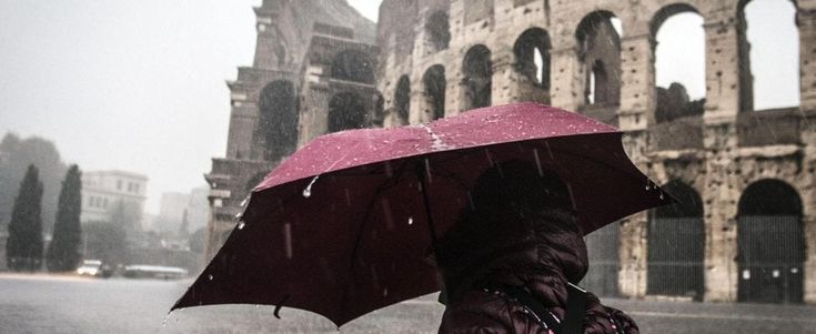 Maltempo, Italia sott'acqua da giovedì: violenti nubifragi in Liguria e nel Lazio. Roma a rischio