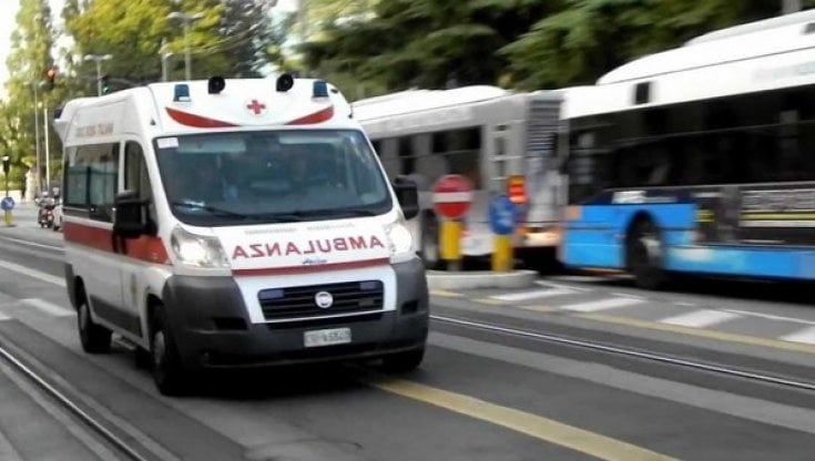 Bambina di due anni finisce sott'acqua in piscina: trasportata in ospedale in gravi condizioni