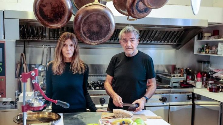 A casa di Pietro Valsecchi e Camilla Nesbitt tra i libri e un Burri: “Siamo ospiti di passaggio”