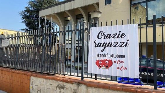 Organizzazione benefica dona striscione di ringraziamento alla caserma dei Carabinieri