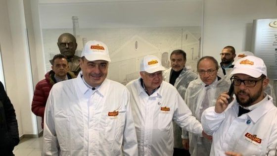 Zingaretti in Calabria si appella a Oliverio: "Ci aiuti a vincere". Vertice della destra a Milano per scegliere il candidato 