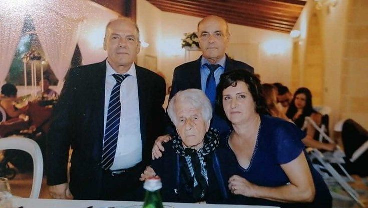Nonna Maria fa 107 anni e rivela il suo segreto: "Un goccio di limoncello ogni tanto". Festa nel paese brindisino