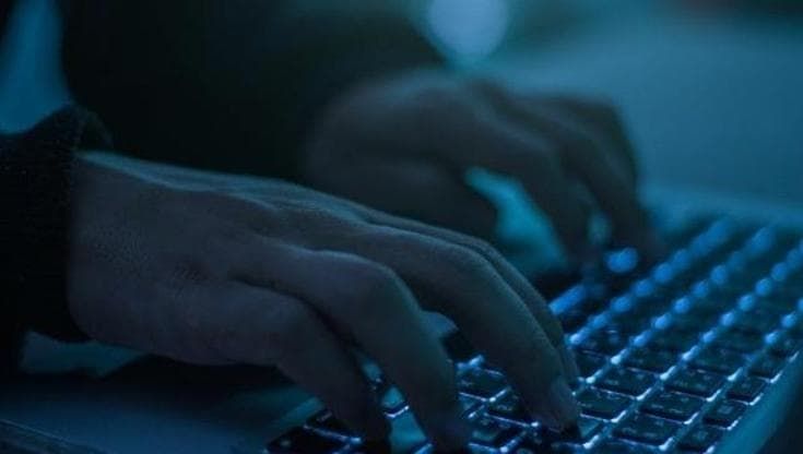 Riceve finto sms della banca, chiama e gli svuotano il conto di 13mila euro: denunciati in cinque